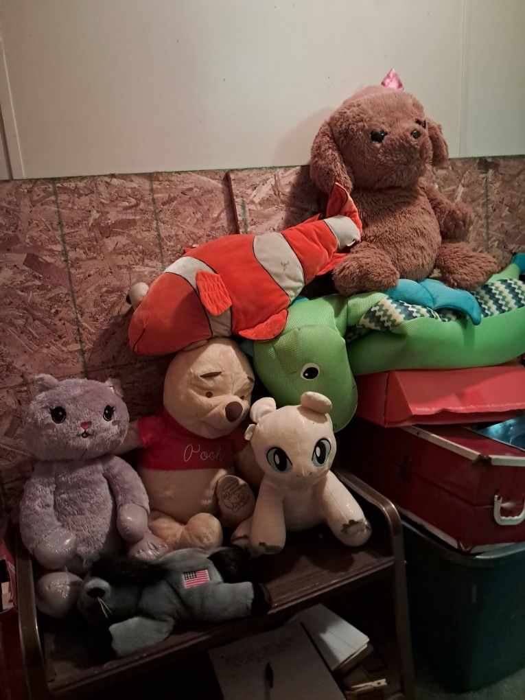 Box Lot Of Seven Assorted Stuffed Animals They Are All In Great Condition 