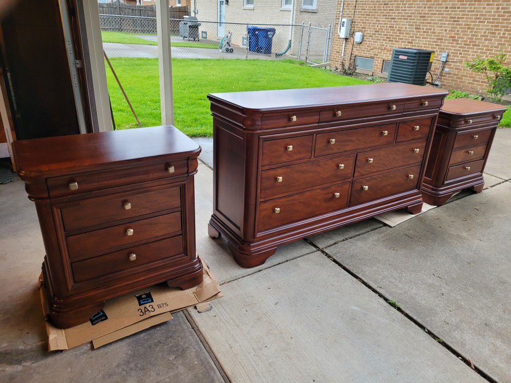  Dresser with 2 night stands