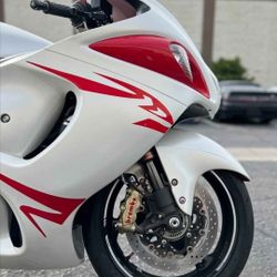 2016 Hayabusa 
Upgraded exhaust yoshimura
Satin pearl white 