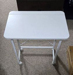 Folding table