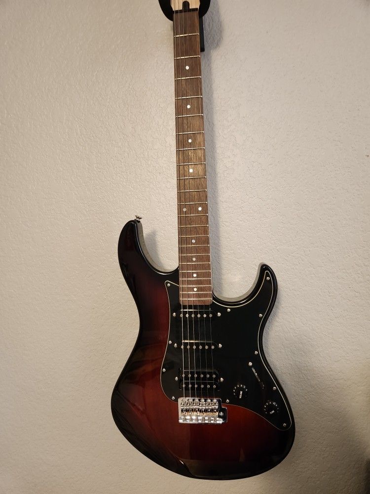 Yamaha Pacifica (PAC 012 DLX)