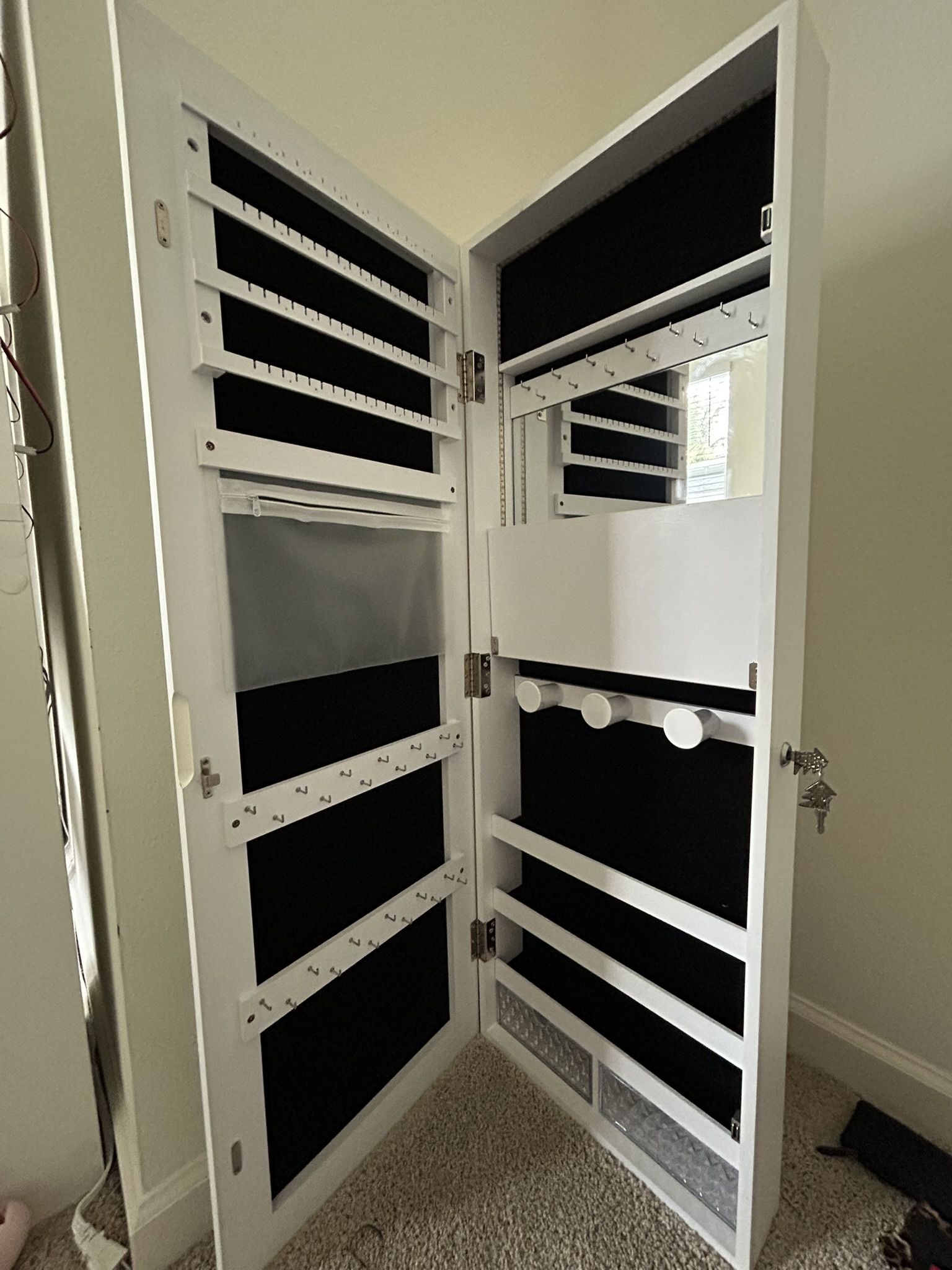 White Jewelry Box With Lights. 