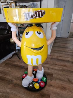 99th Ave and Broadway- Large Yellow plastic store M&M display with tray, NO DISCOLORATION!