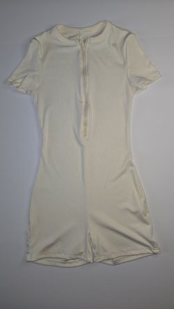 Ivory Ribbed Short Sleeve Zip Front Romper V-Neck Skinny Leg 3" Inseam S COD0100