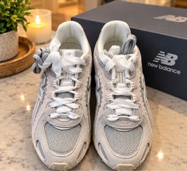 New Balance Women's Gray/White Low Top Lace Up Athletic Sneakers