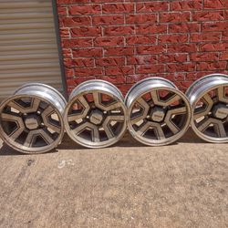 82-85 TOYOTA CELICA / SUPRA OEM RIMS 14" SET WITH CAPS .