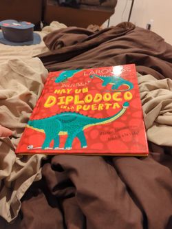 Spanish book: Hay un diplodoco en la puerta