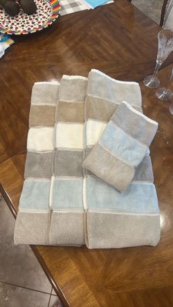CAIRO Home 4-Piece Towel Set – Excellent Condition