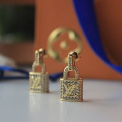 New 18k stainless steel gold comes with dust bag