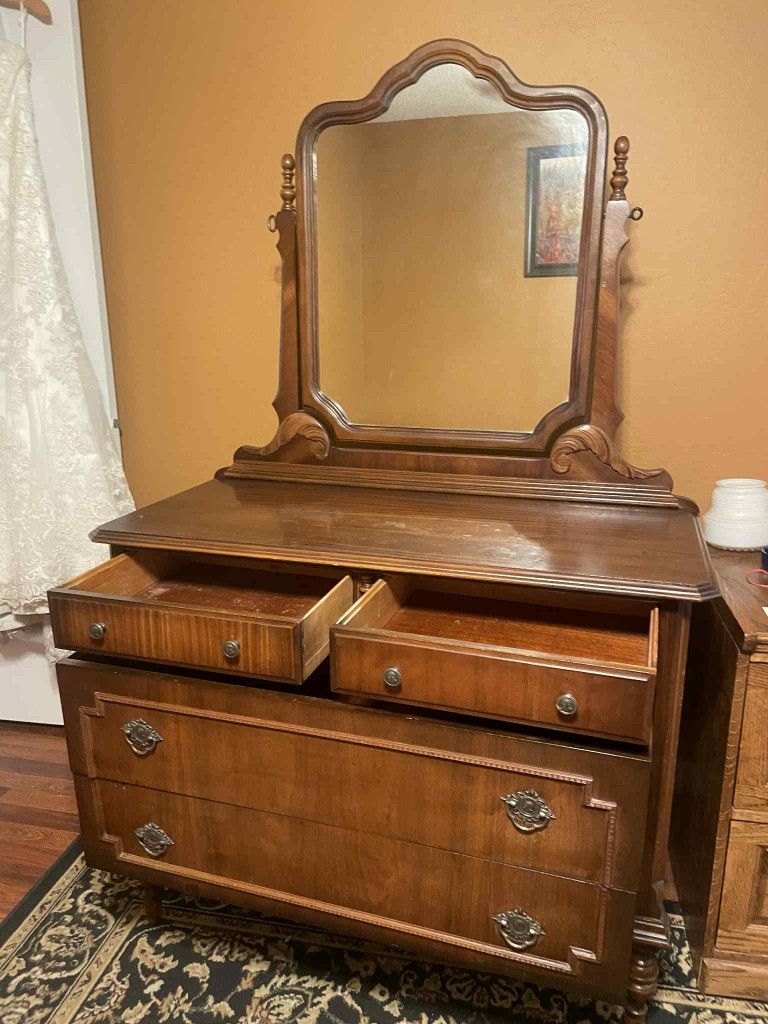 Dresser With Mirror