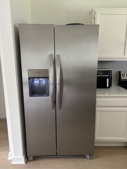 Frigidaire - 36 in. Wide 25.6 Cu. Ft. Side-by-Side Refrigerator
