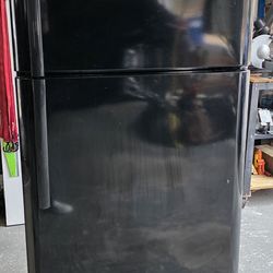 Frigidaire Refrigerator with ice maker