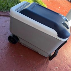 Igloo Carbonite 40 Qt Maxcold Wheelie Cool Blue