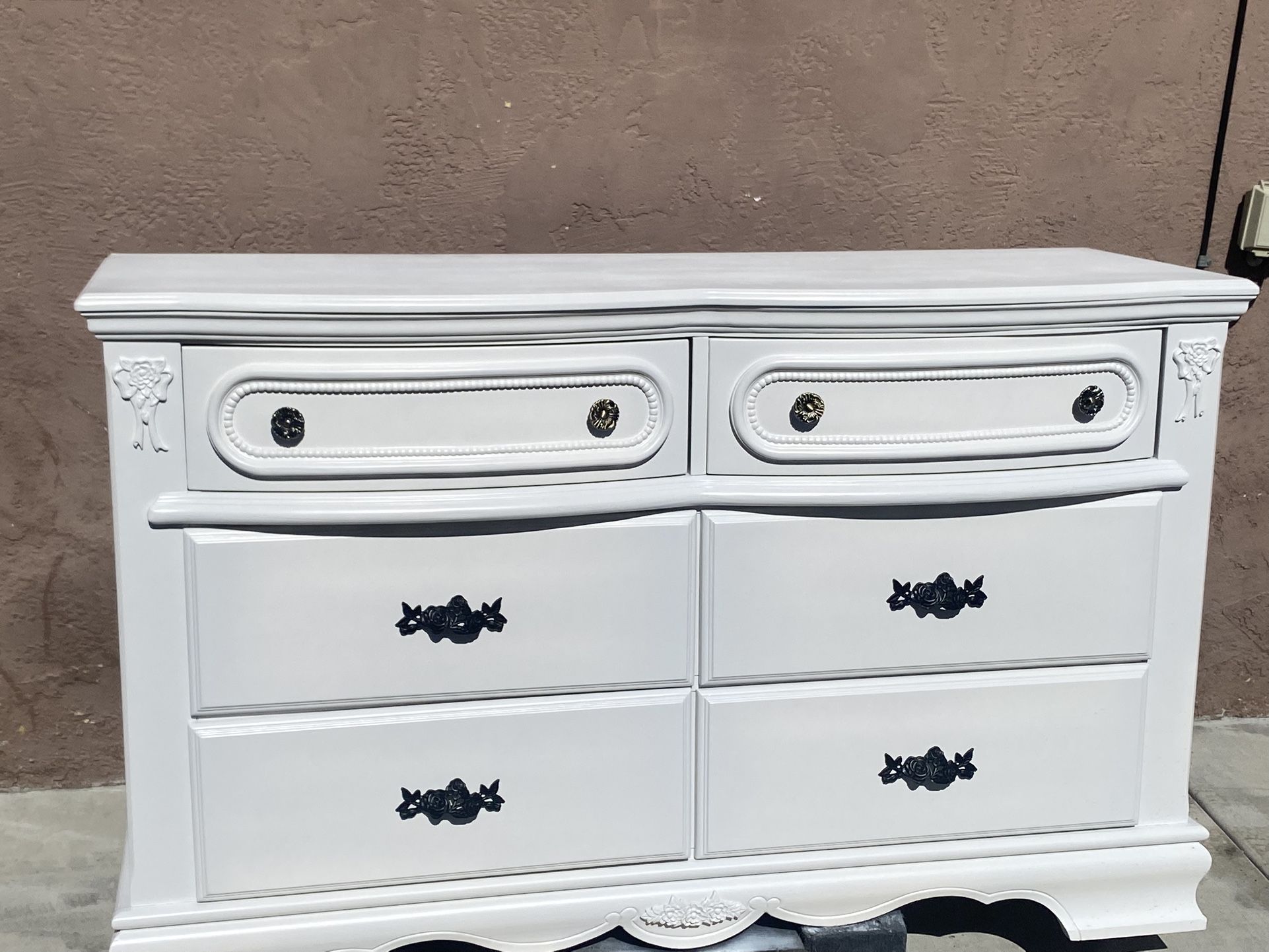 MCM shabby white, six drawer Dresser Chest Like New