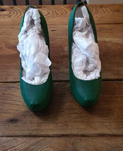 Pair of Style Truth womens green high heels size 8 1/2