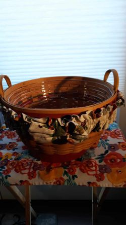 1999 Longaberger Round Basket