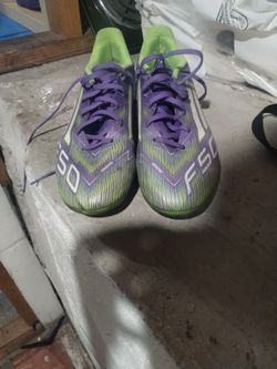Soccer shoes