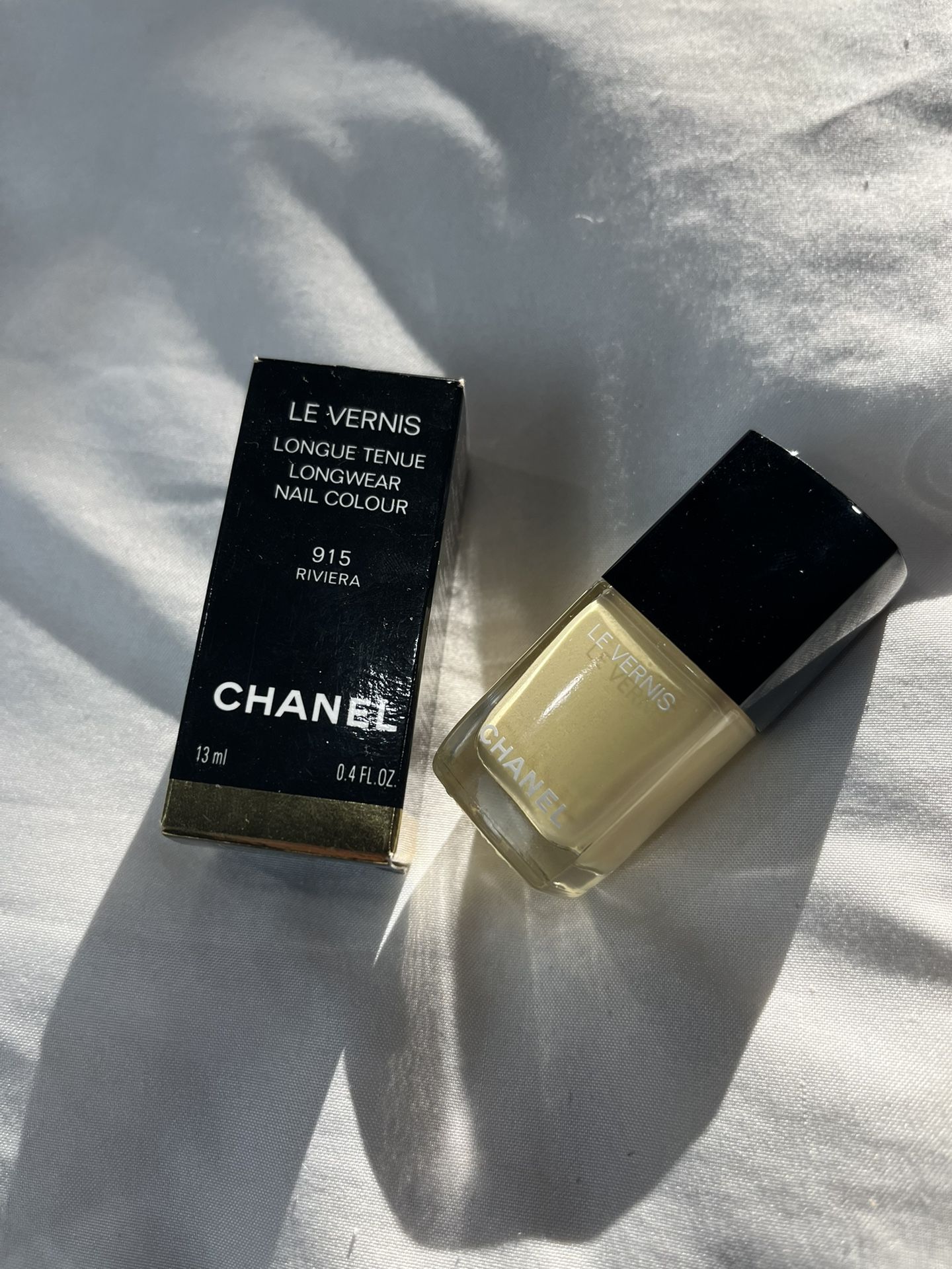 Chanel Nail color Le Vernis 915 Riviera