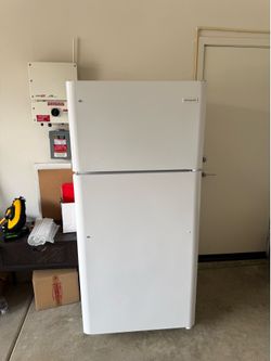 Frigidaire 18 Cu. Ft. Top Freezer Refrigerator – Excellent Working Condition