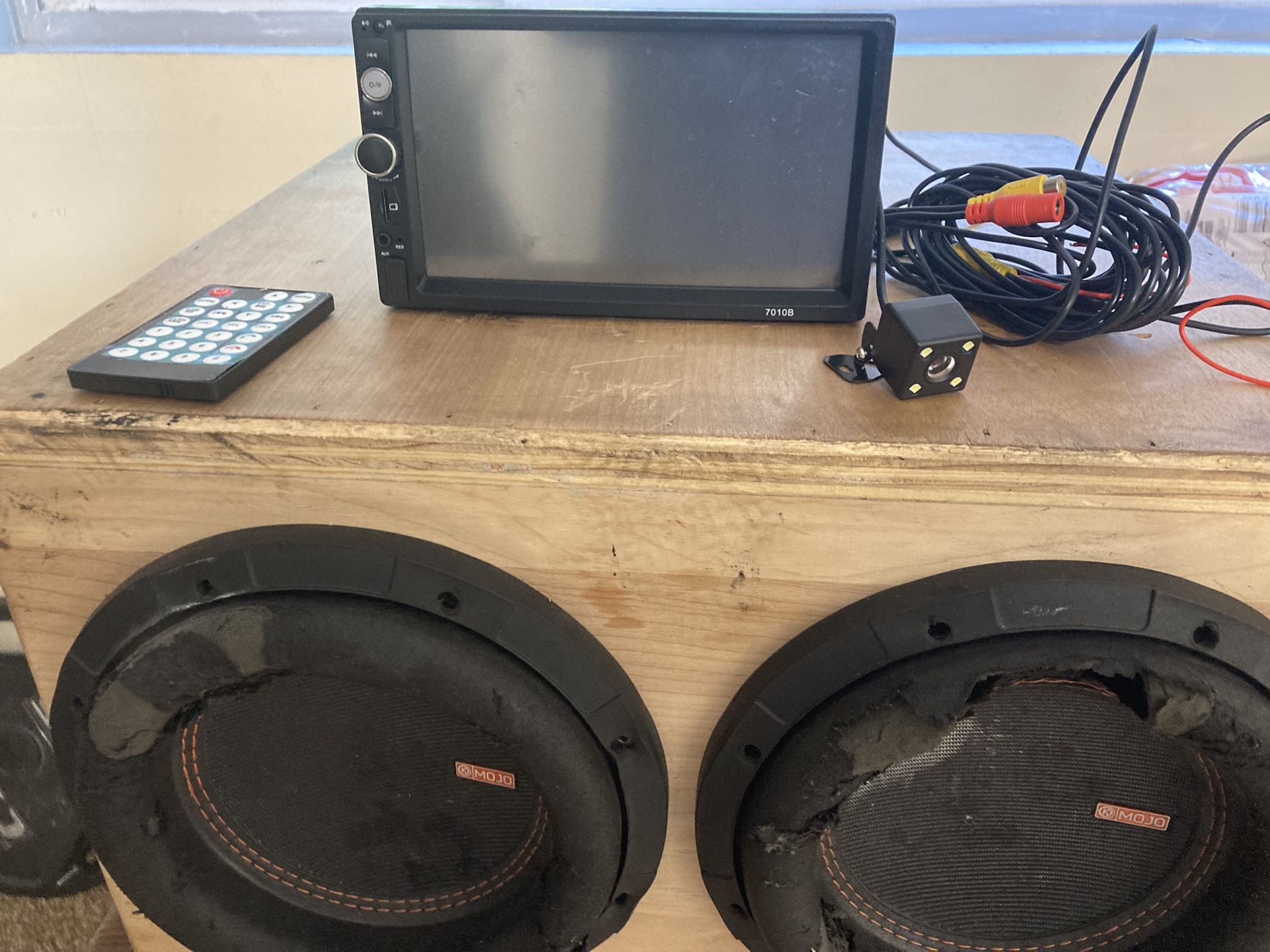 2 Memphis Subs 1 In Dash Screen/Bluetooth