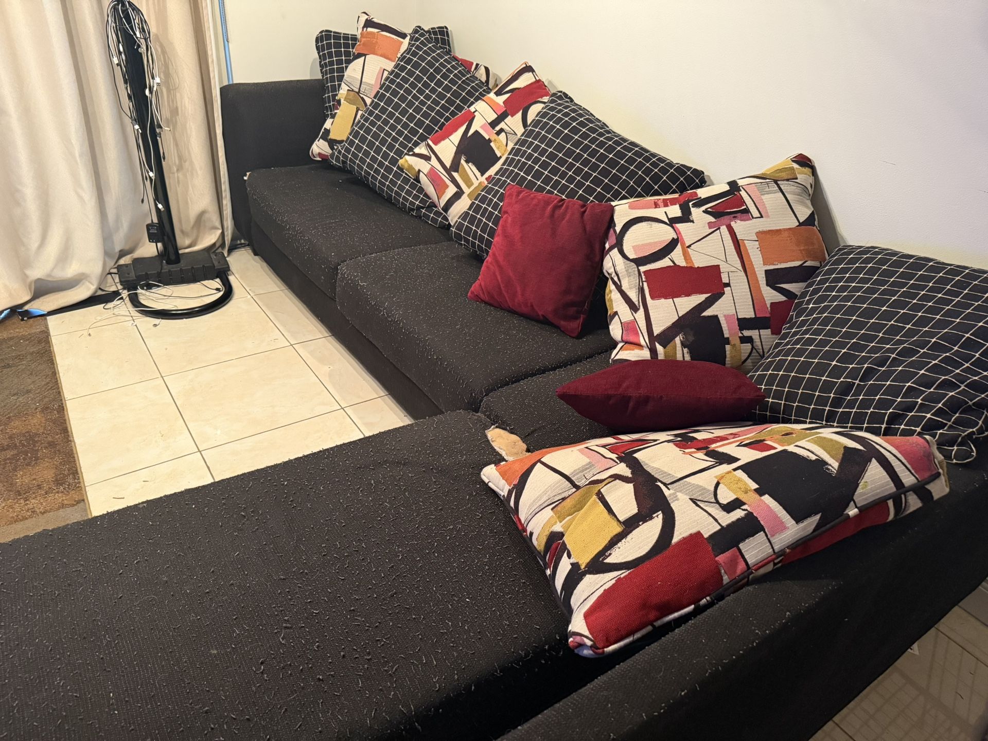 Black sectional couch +Pillows 