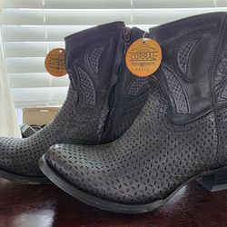 *New With Tags* Woman's Corral Zipup Boots