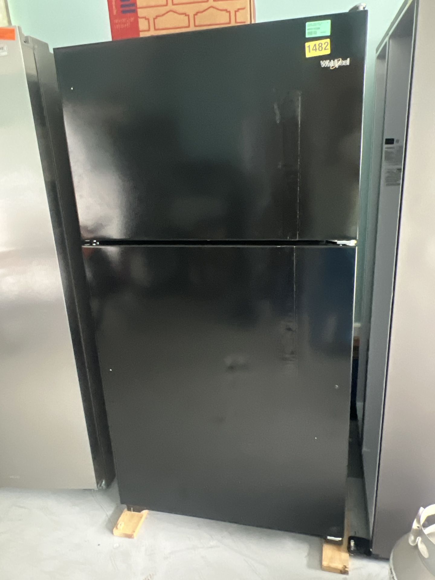 Whirlpool 20.5-cu ft Top-Freezer Refrigerator ( Black )Model #WRT311FZDB