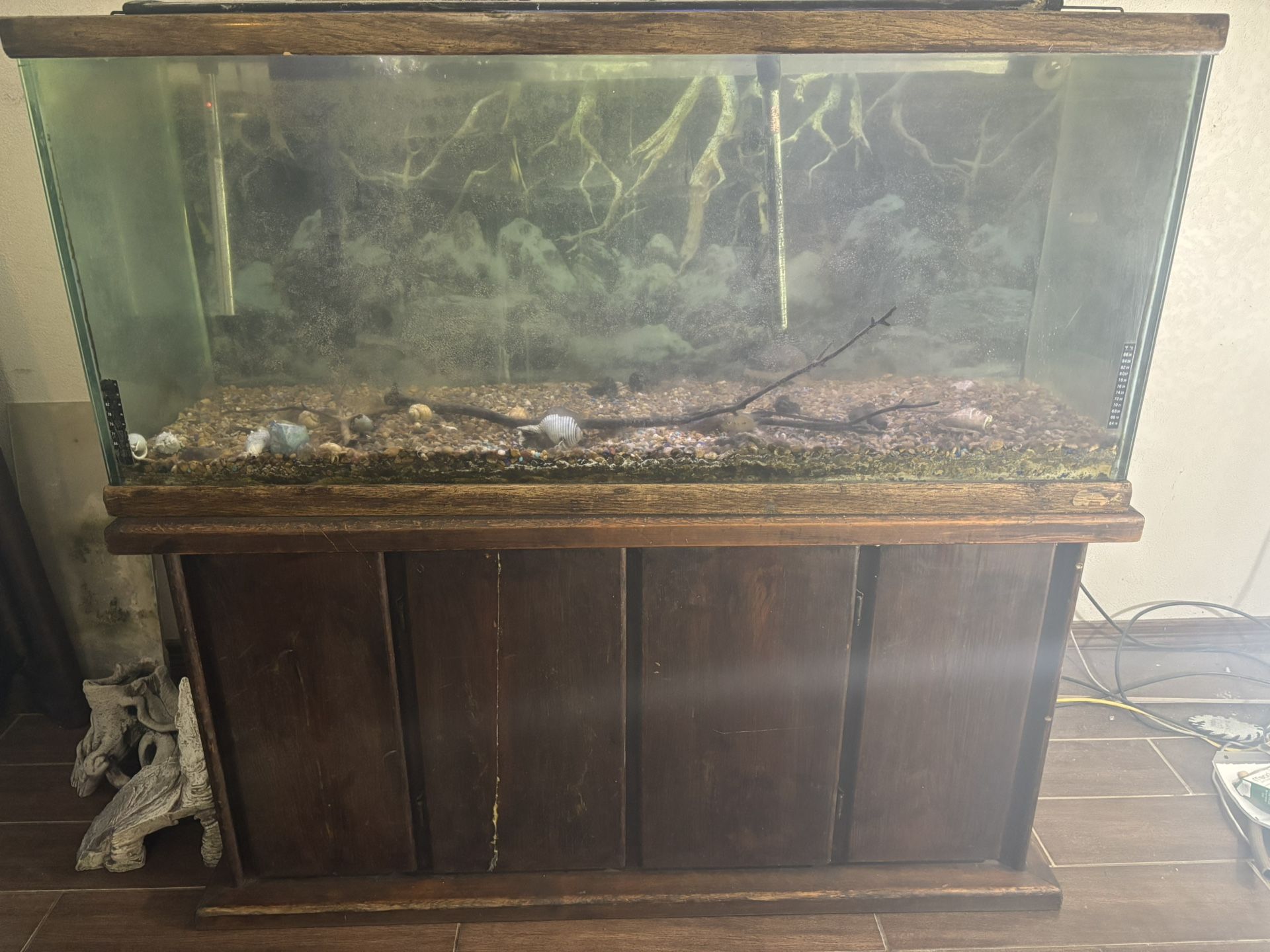 Fish-Tank/Aquarium W/ Stand &’ Extras (75 Gallons)