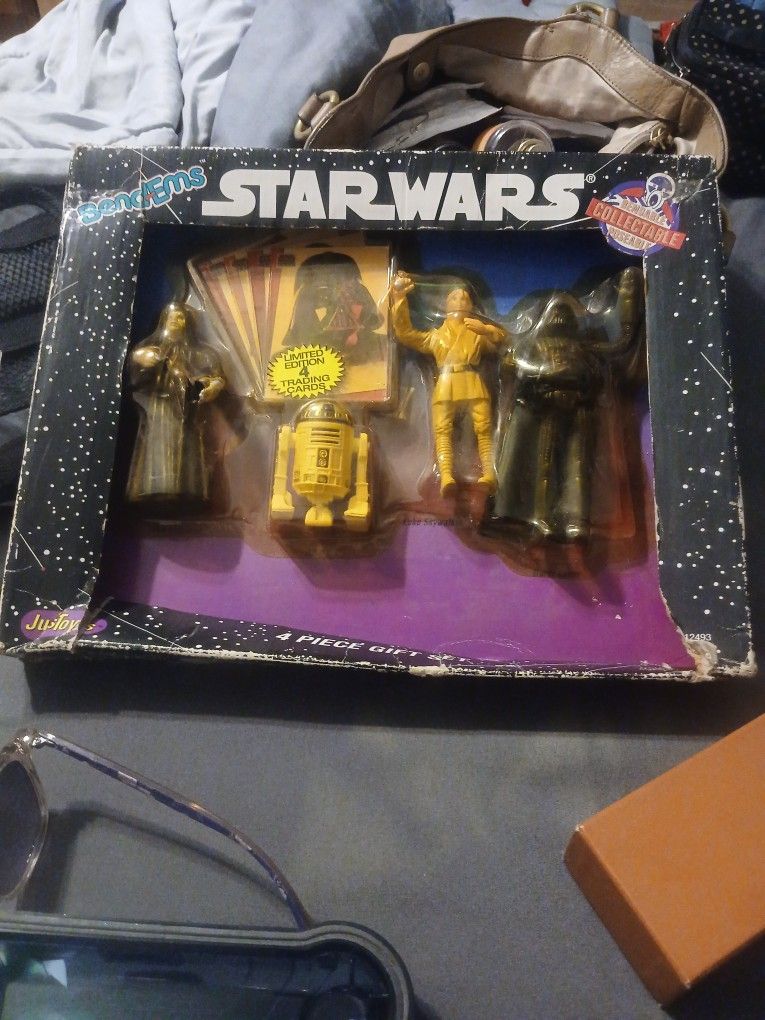 Vintage Star Wars 4pc Gift SetMADE BY JUSTOYS 1993
INCLUDED: DARTH VADER, EMPEROR PALPATINE, LUKE SKYWALKER & R2-D2