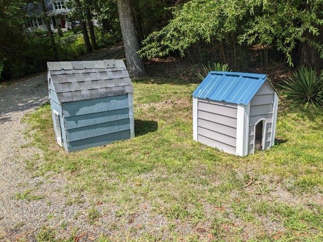 Dog Houses https://offerup.com/redirect/?o=Rm9yLnNhbGU=