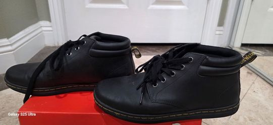 DR MARTEN mid top boots