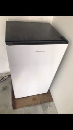 Hisense 3.3-cu ft Mini Fridge (White) Energy Star Model HRC033AWE