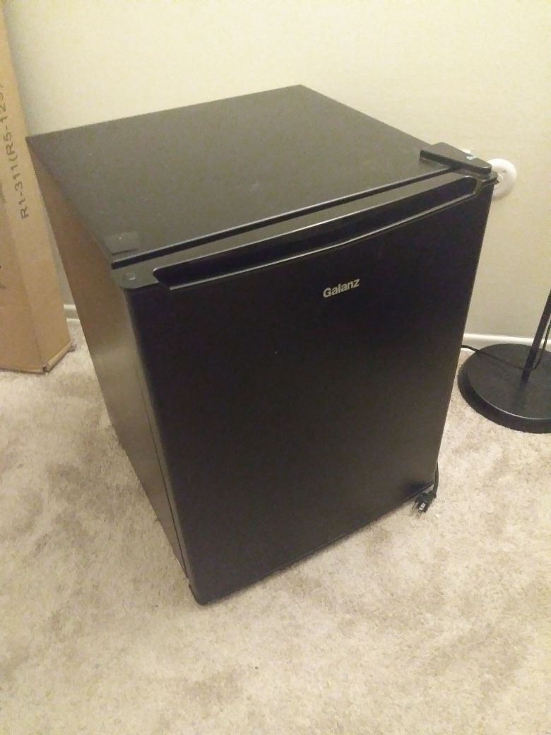 Galanz 2.7u Mini Fridge