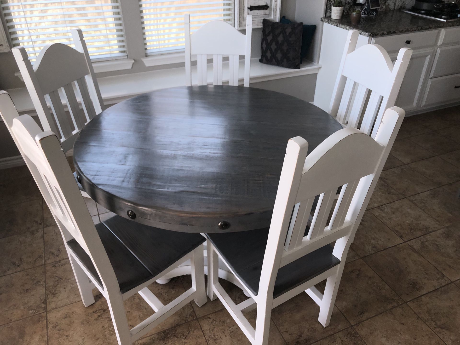 Table with 5 chairs
