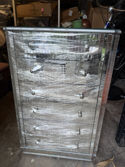Mirrored 5-Drawer Dresser / Chest – Glass Top ✨ 💰 Originally ~$500 – priced to sell