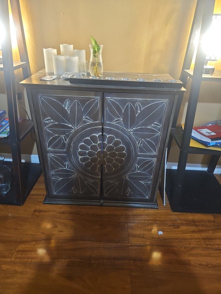 Accent cabinet