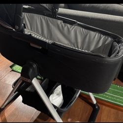Nuna bassinet With Stand