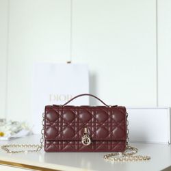 The ideal companion for day and evening wear