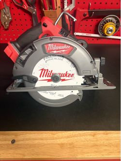 Milwaukee 7 and 1/4” Fuel M18 Circular saw