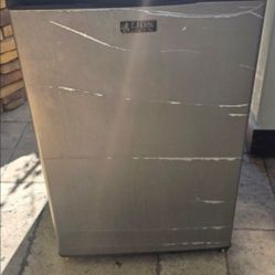 Lion 4.5 Cubic Feet Mini Fridge