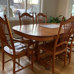 Beautiful Dining Room Set!  Solid Oak