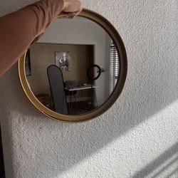 Round Gold Wall Mirror – Modern Brass Frame 