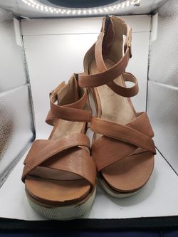 Size 8 tan leather Eileen Fisher Sally wedge sandals