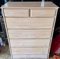 Small(baby) dresser/ MAKE ME AN OFFER IN MESSAGES.