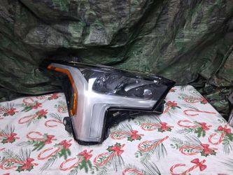 2022-24 Toyota Tundra Right Headlight Regular