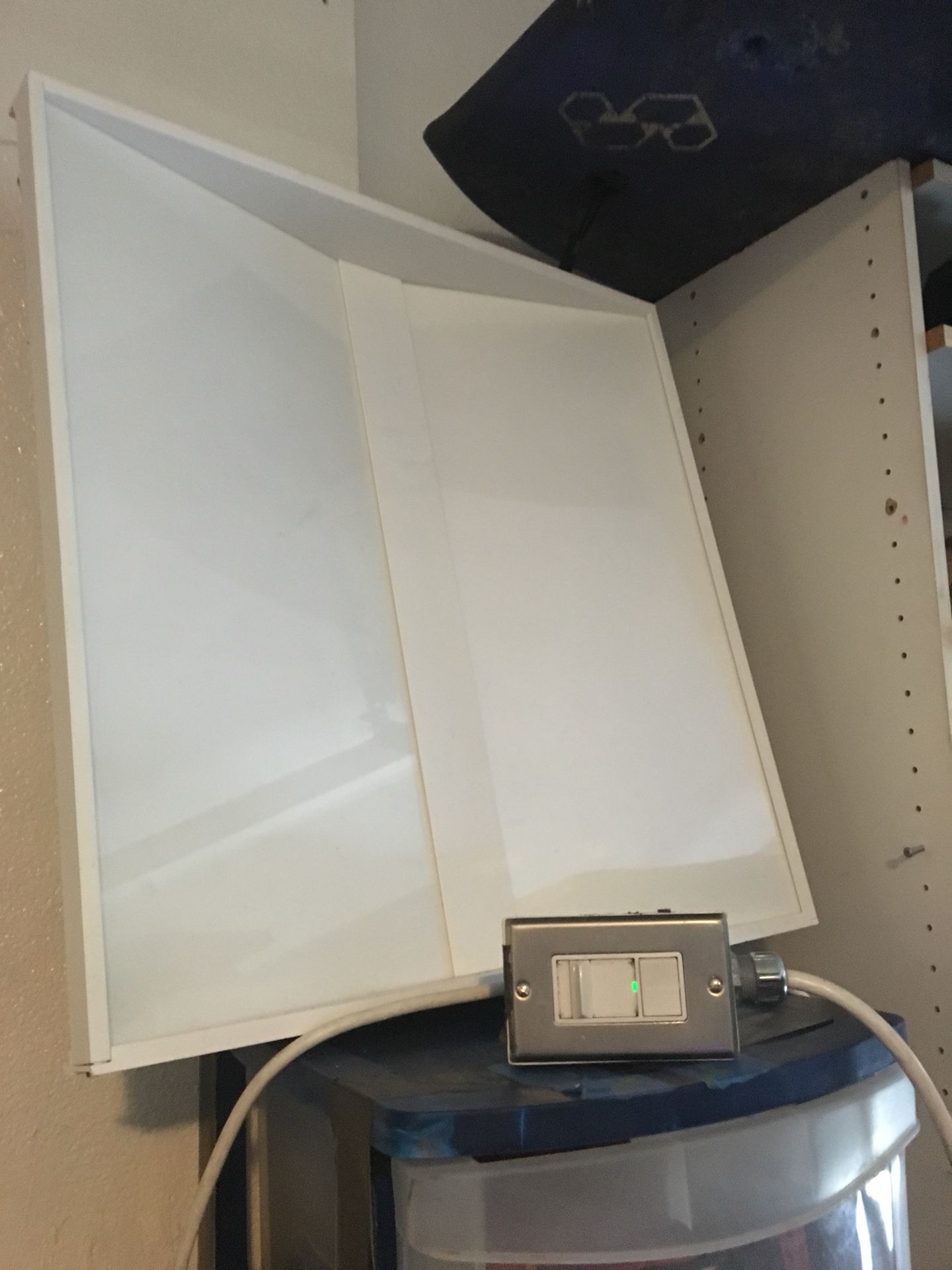 Shop light . Dimmer switch plug.