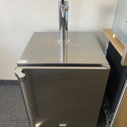 Hestan  GFDSR241 24 Inch Single-Faucet Beer Dispenser with 5.2 cu. ft. Storage Capacity