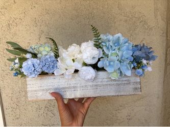 Blue/white flower arrangements in wooden boxes  (8)