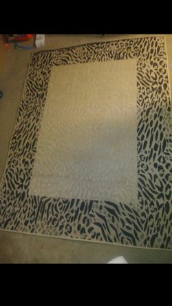 **IN/OUTDOOR AREA RUG(slightly used)**