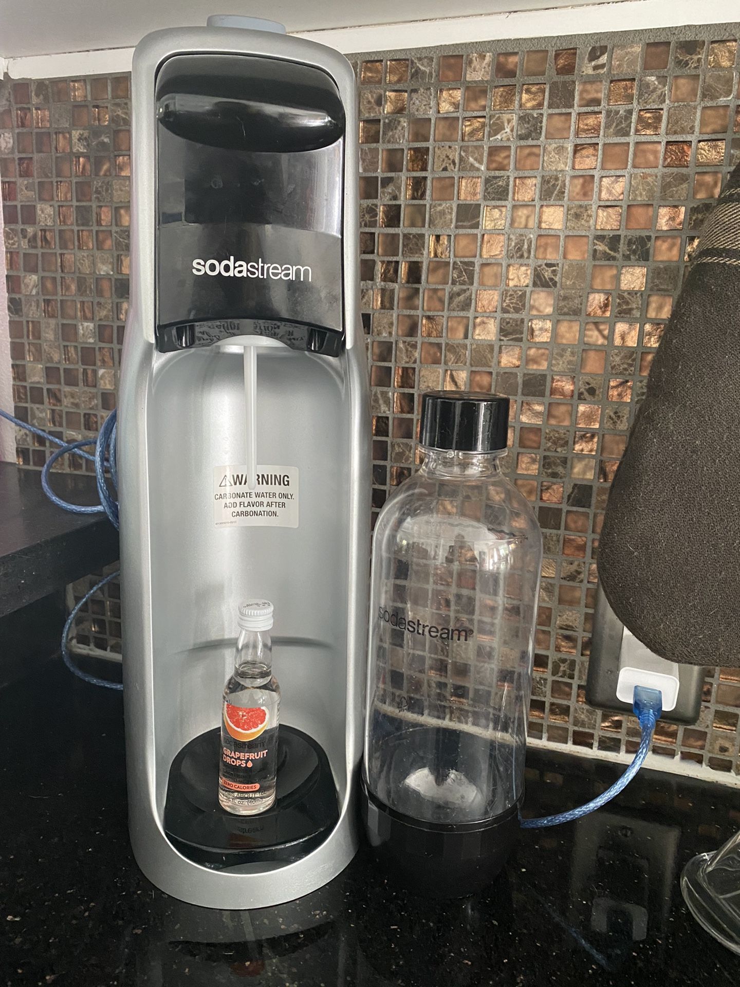 Soda Stream With Canister And Grapefruit Flavor